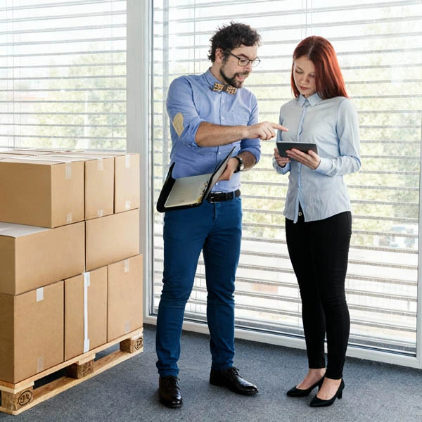 Consultores técnicos de Lanza4cero revisando la calidad de impresión y diseño de packaging farmacéutico con un cliente